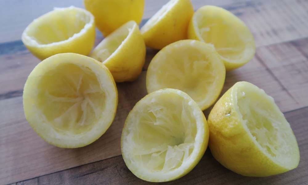 How to Clean a Wooden Table With Lemon