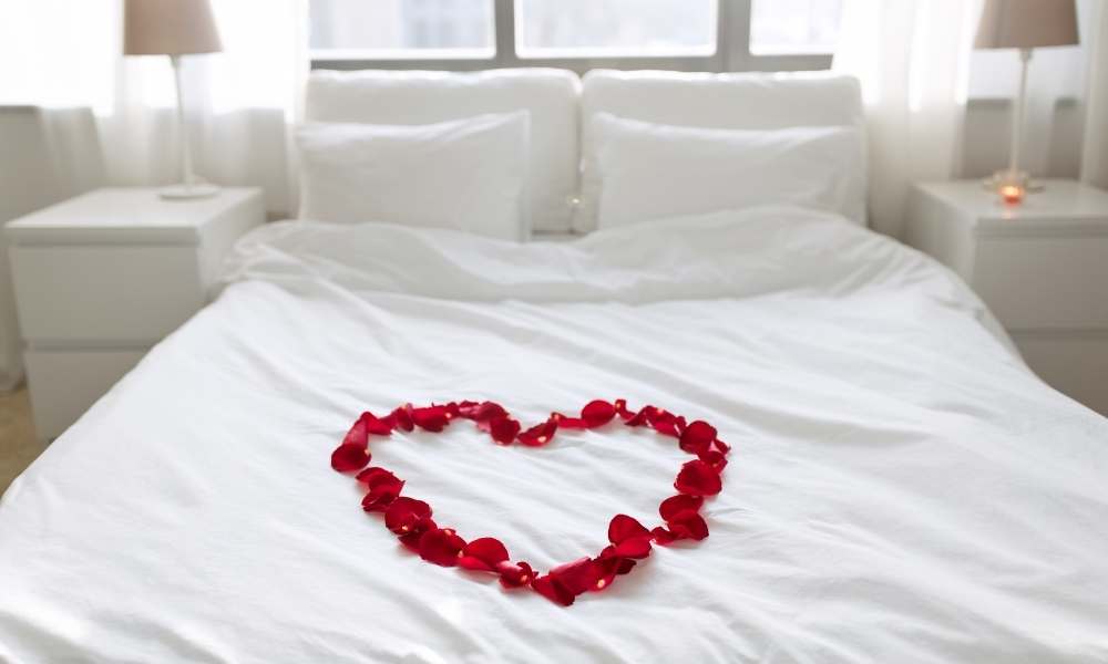 Importance of decorating the bedroom for Valentine's Day