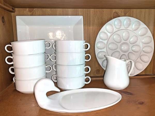 Furnishing Hutch With Soup Set