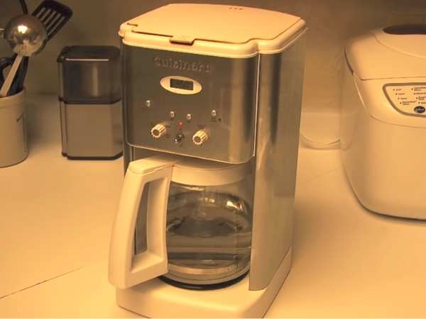 Wipe The Coffee Maker With a Dry Cloth