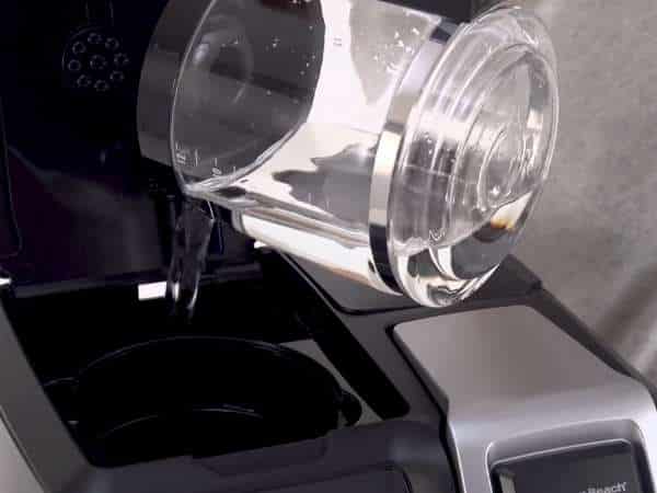 Clean The Inside of The Coffee Maker With Vinegar
