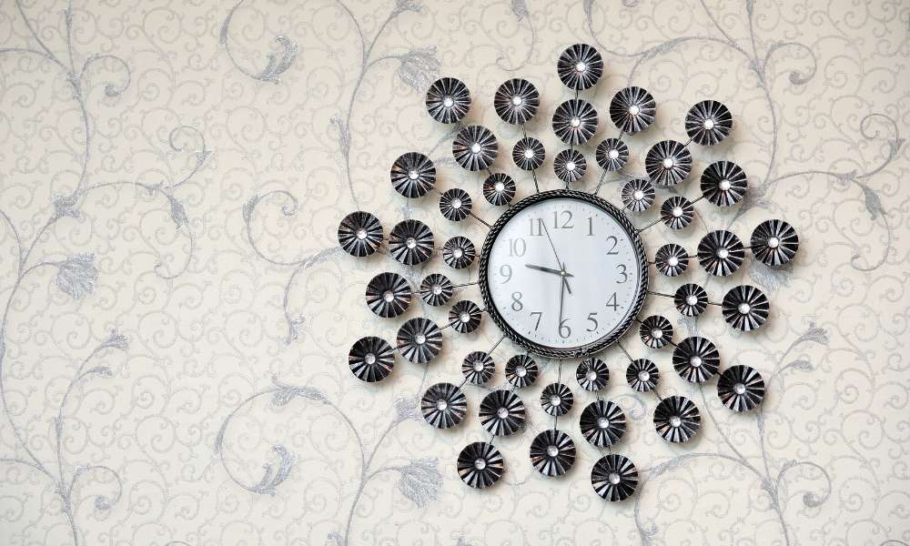 How to Decorate Around a Wall Clock