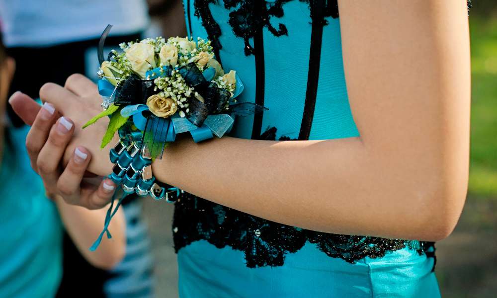 How to Make a Wrist Corsage With Artificial Flowers